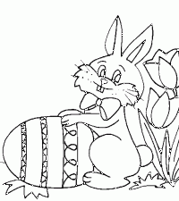 simpatico coniglio con uovo di Pasqua e fiori