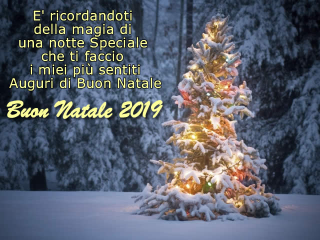 Buon Natale Speciale.Auguri Di Natale 2019 Auguri Di Buon Natale 2019 Con Albero Di Natale Innevato E Bellissima Frase Di Natale E Ricordandoti Della Magia Di Una Notte Speciale Che Ti Faccio I Miei