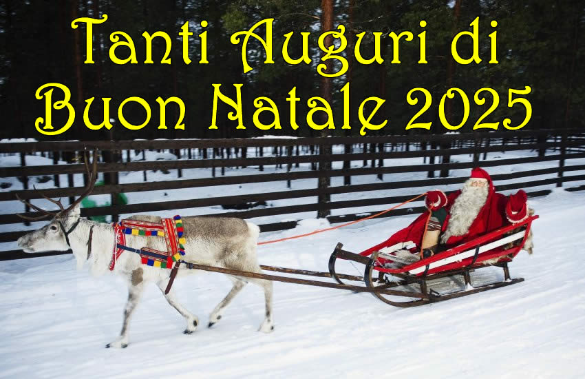 Auguri buon Natale 2025 con babbo Natale su slitta