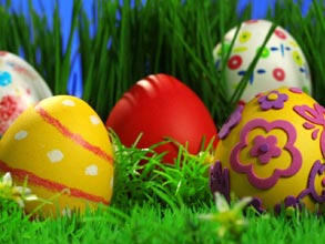 sfondo con uova di Pasqua colorate