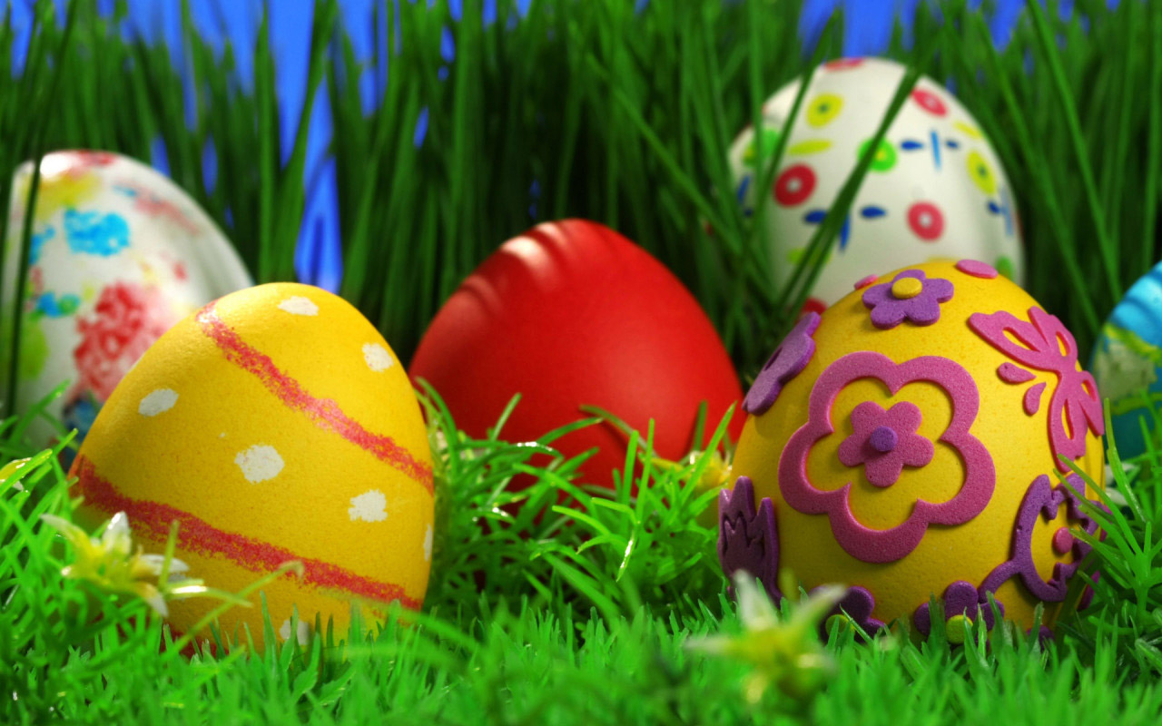 Sfondo con uova di Pasqua colorate. Sfondo di Pasqua per desktop con uova di Pasqua