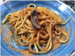 Spaghetti con le acciughe e la mollica di pane tipiche di Ortigia