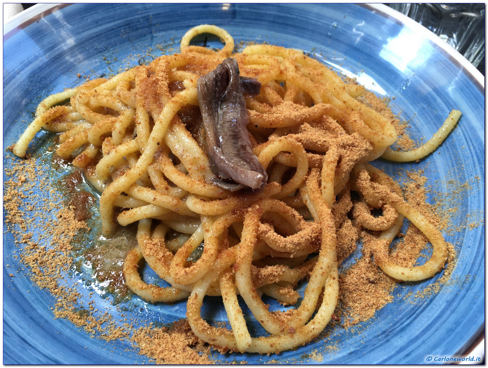 Spaghetti con le acciughe e la mollica di pane