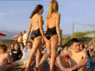 Spiagge affollate? Rimedio estremo per ottenere spazio...